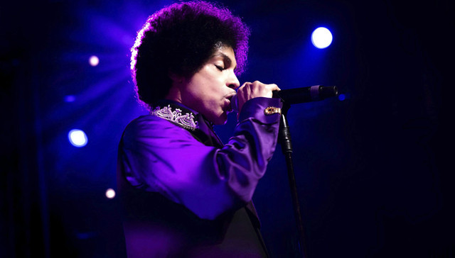 Prince去世一年多之后 彩通把“紫色雨”做成了色卡