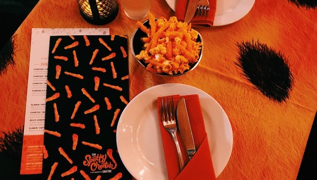 20年前红遍小学生的“奇多”在美国开了家餐厅，我们身先士卒去吃了