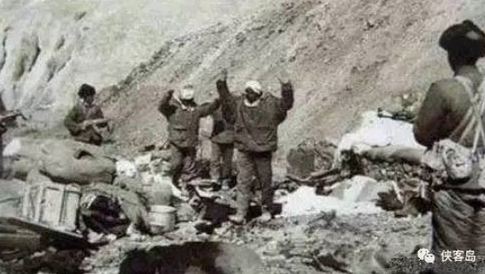 走出地堡向解放军投降的印军士兵