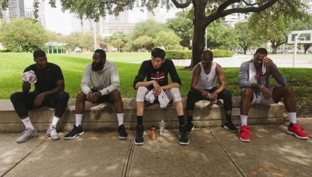 【体育明星日常】火箭训练照显现周琦地位 短跑型男谢震业大秀腹肌