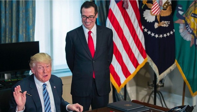 耶鲁同窗联名劝辞职 美财长却誓和特朗普“在一起”