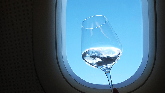 喝醉酒在机场和航班上闹事 英国的航空公司想让乘客少喝点