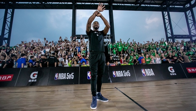 伦纳德微笑助阵第二届 “NBA 5v5”北京站首日 全场高呼“MVP”