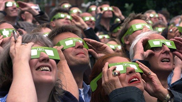 为看美国大日食 游客和海陆空商人都拼了