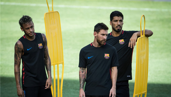 【体育明星日常】巴萨MSN重聚晒亲密合影 伦纳德现身NBA乐园当孩子王