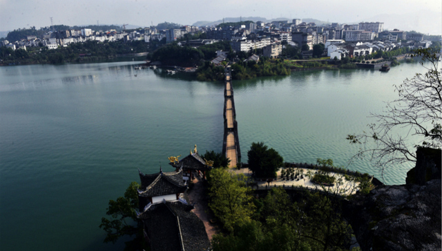 【特写】一个西南贫困县的50亿“电竞梦”