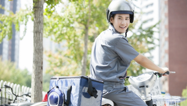 上海半年骑手交通伤亡事故76起 警方约谈8家送餐企业