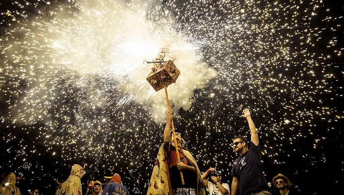 西班牙焰火节除了彻夜光明，还有什么亮点