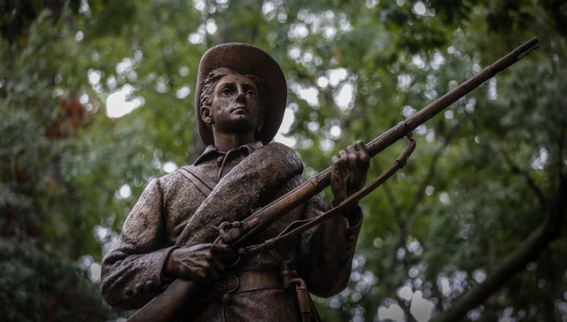 【现场】推不倒的“哑枪山姆”：一场关于邦联雕像的校园抗议