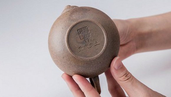 掬一把南山的土，铸一把重庆的壶，把山城煮进茶汤里