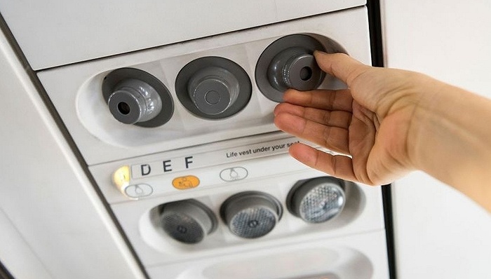 飞机上都冷成那样了 为什么你还是该把空调出风口打开？