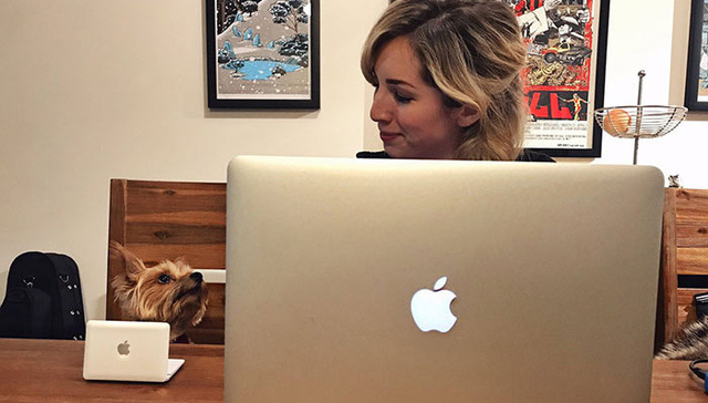 妹子的一张照片竟然让苹果电脑卖到脱销