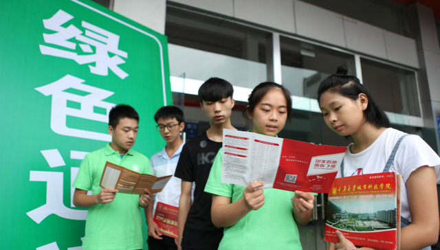 贫困大学生帮扶调查：有学生打“飞的”谈恋爱却领了4年特困补助