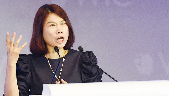 董明珠的倔强人生：姐走过的路，寸草不生