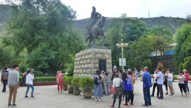 【界面评论】摸霍去病雕像 何必太在意