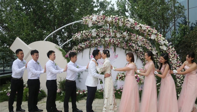 【体育明星日常】李晓霞大婚成国乒盛会 邓肯为家乡赈灾尽心尽力