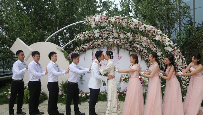 【体育明星日常】李晓霞大婚成国乒盛会 邓肯为家乡赈灾尽心尽力