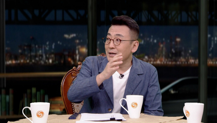 《锵锵三人行》官方微博宣布暂时停播：节目调整 后会有期