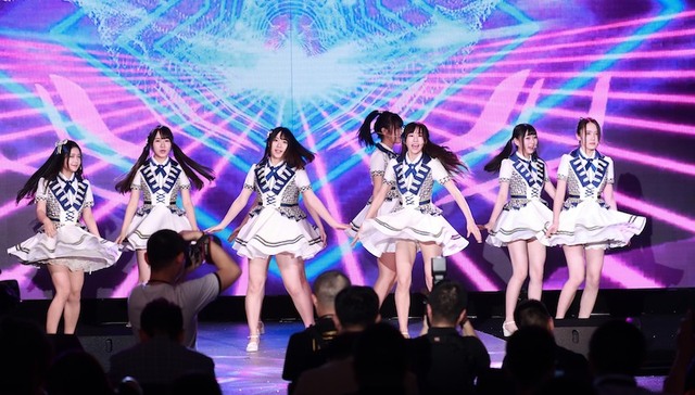 【特写】网红演唱会：直播平台的生意与明星梦