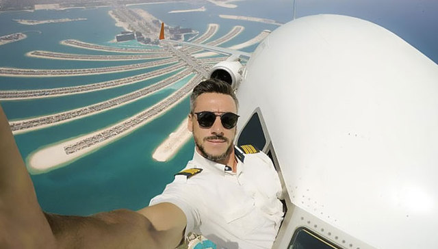 妈妈快看，这个人在飞机上开窗自拍耶！