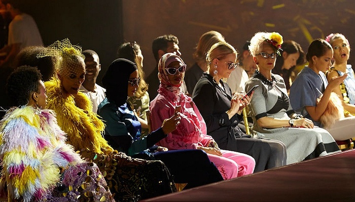 埃隆·马斯克68岁的超模妈妈 给阿提哈德航空拍了段安全视频