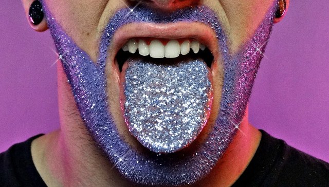 最时髦的舌头，比大钻戒还闪