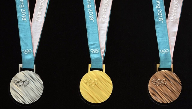 【体育晚报】国羽23岁小将唐渊渟退役 平昌冬奥会奖牌设计公布