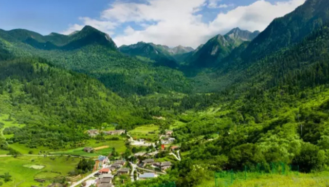 长白山要开华尔道夫、大连要开四季、九寨沟要开英迪格......背后都是它！