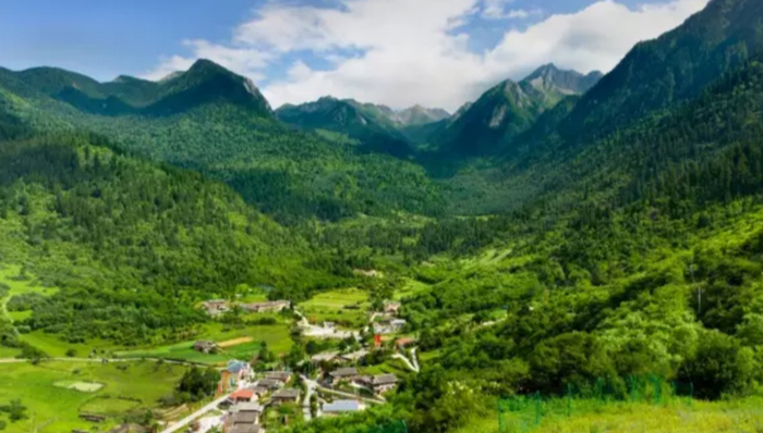 长白山要开华尔道夫、大连要开四季、九寨沟要开英迪格......背后都是它！