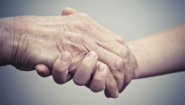 地方新闻精选 | 大学副教授带病母上课4年 85岁母亲患严重老年痴呆