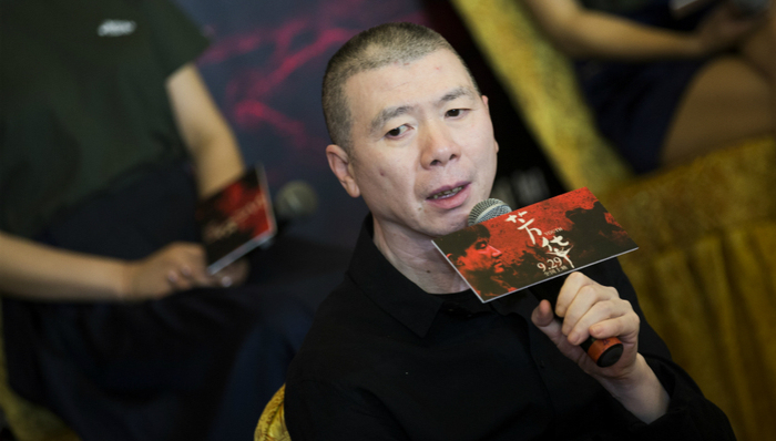 冯小刚首谈《芳华》撤档哽咽落泪：我的心情有些悲壮