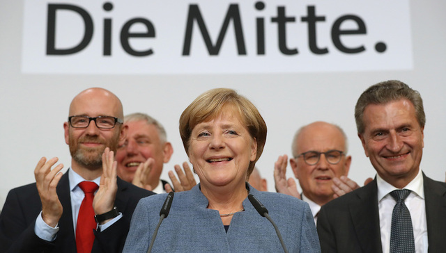 【天下头条】出口民调显示默克尔成功连任德国总理 百名NFL球员与特朗普互怼升级