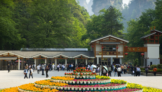 神秘“洗脑店”推销天价旅游商品 成本五百标价八千