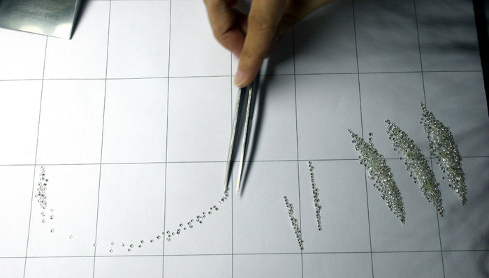 【特写】品牌的诱惑：代工受困的番禺珠宝村能否做出自己的“潘多拉”？