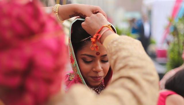 【天下奇闻】印度女孩被父亲许配他人 遭未婚夫强行从家中掳走