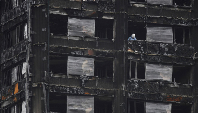 中国游客在伦敦失火大楼前拍照惹争议：对幸存者的伤害