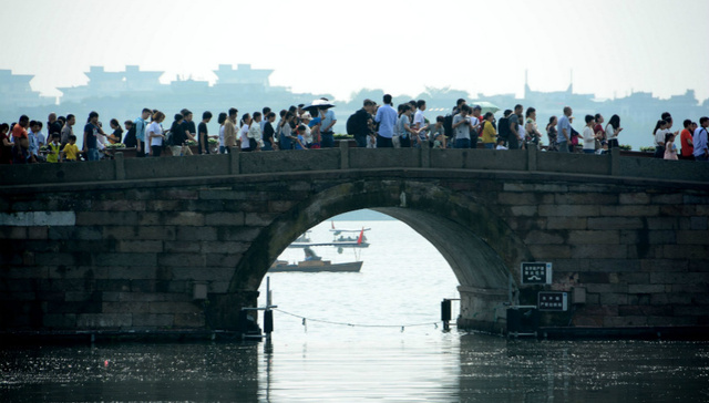 长假首日全国共接待游客1.13亿人次