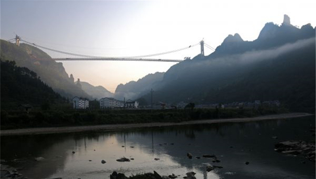 云端,奇观,开车,建筑,矮寨大桥,车道,视频片段,每日邮报,交通运营,施工计划