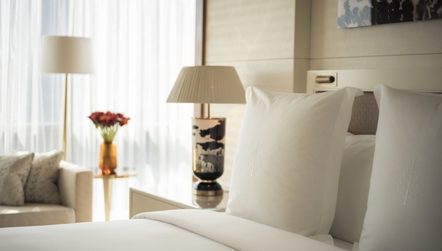 全球的四季酒店要换新睡床了 服务员在床尾给脚叠了个“口袋”