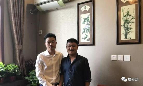 前酷骑单车CEO高唯伟(左)与猎云网记者合影