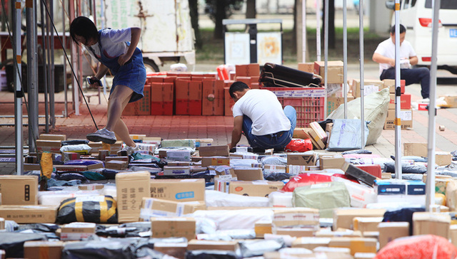 双十一前万元急招快递员 快递老板动员亲戚老乡一起干