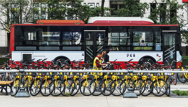 【特写】共享单车乱象背后：10万小人物与100亿大市场