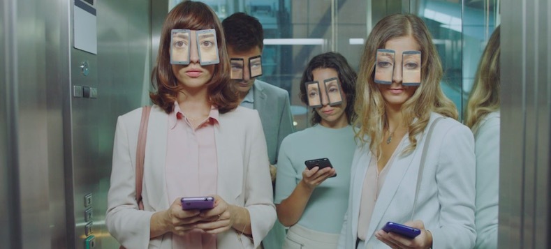 《黑镜》导演拍的新广告里 每个人的眼睛都变成了电子屏幕