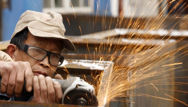 【财经24小时】央企提前完成今年钢铁去产能目标 北方部分地区天然气供应吃紧