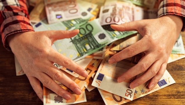 【财经24小时】监管严查消费贷流入楼市 多家银行调查高净值客户涉税信息