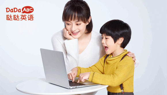 听力损伤从戴耳机开始！哒哒英语“全平台无耳机”技术保障孩子健康