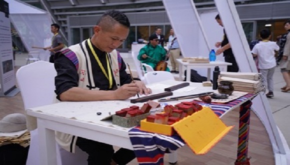 都市中出现了一座异形建筑，中国传统民艺在这里传承发扬