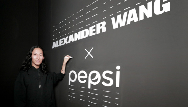 【上海时装周】秀场外的快消品牌都在干啥 百事王大仁、喜茶都没闲着