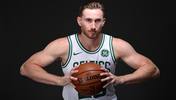 【体育明星日常】C罗3.2万欧元拍卖自己 詹姆斯携众星为海沃德祈福