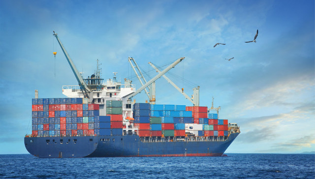 【工业之美】国内在建最大集装箱船下水 比国产航母还长80多米